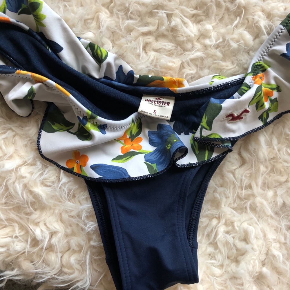 🌵 4 for $20 - Hollister Bikini Bottoms